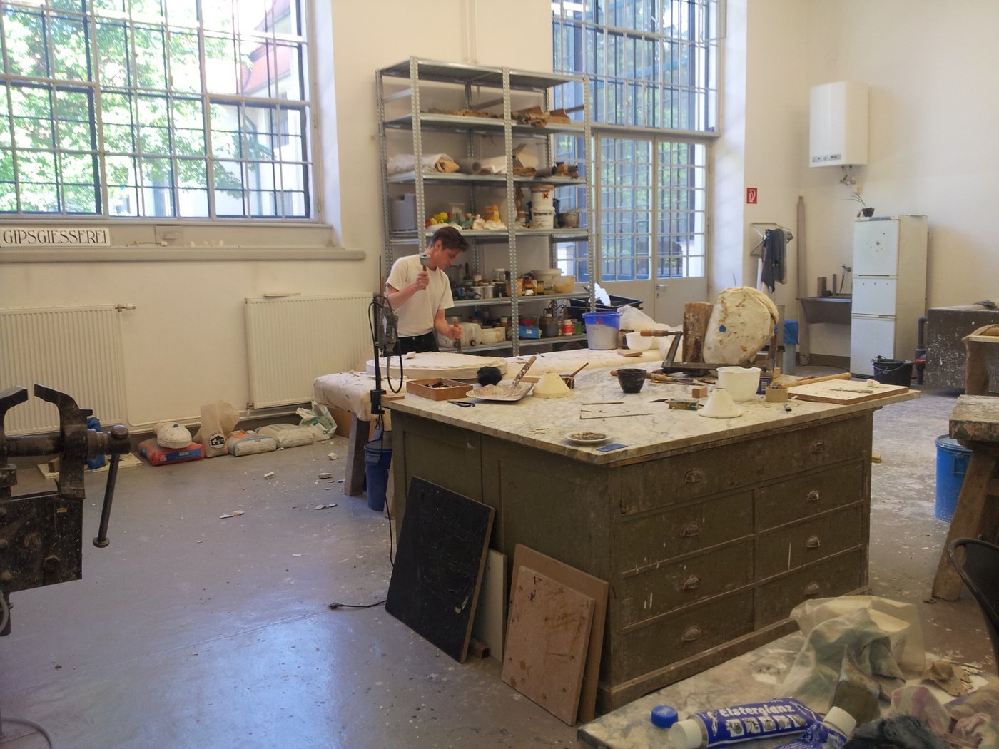 Abguss View into the workshop with a working student