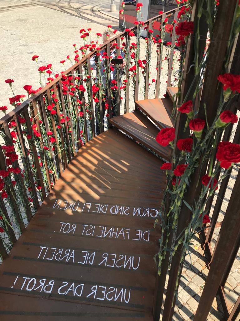 2 Treppe mit Schriftzug und Rosen
