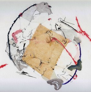 textile collage bestehend aus beigem, geklebten quadrat mittig, von dem aus schwarze, rote und ein blaue fadensegmente rundum geklebt und mit zeichnerisch, spinnwebenartig schwarz ergänzt wurden.
