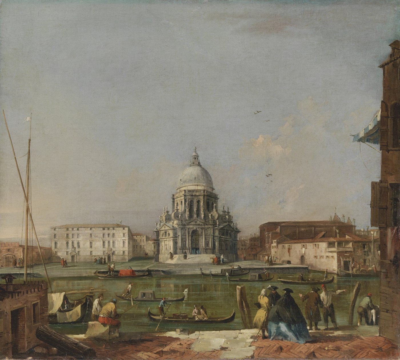 Ein historisches Gemälde einer venezianischen Stadtansicht am Kanal. Im Bildmittelpunkt eine weiße Kirche mit grüner Kuppel umringt von schlichten Gebäuden. Im Vordergrund sind arbeitende Personen zu sehen die auf ihren Booten über den Fluss fahren und Adelige in barocker Kleidung mit Hüten die in einer Gruppe zusammenstehen.