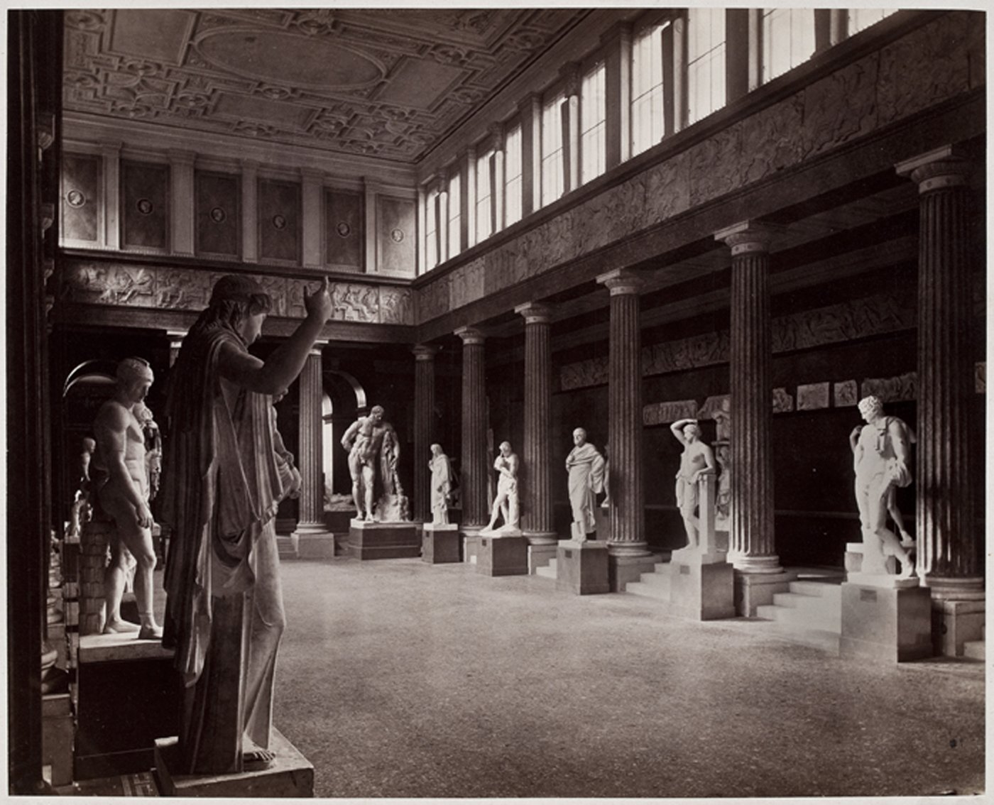1 The photograph shows a view of the Academy’s assembly hall, where casts of ancient sculptures were placed.