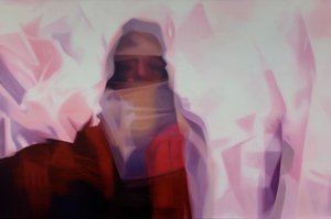 verschwommenes, übereinandergelegte Bilder einer Person mit roten und rosa Farbflächen