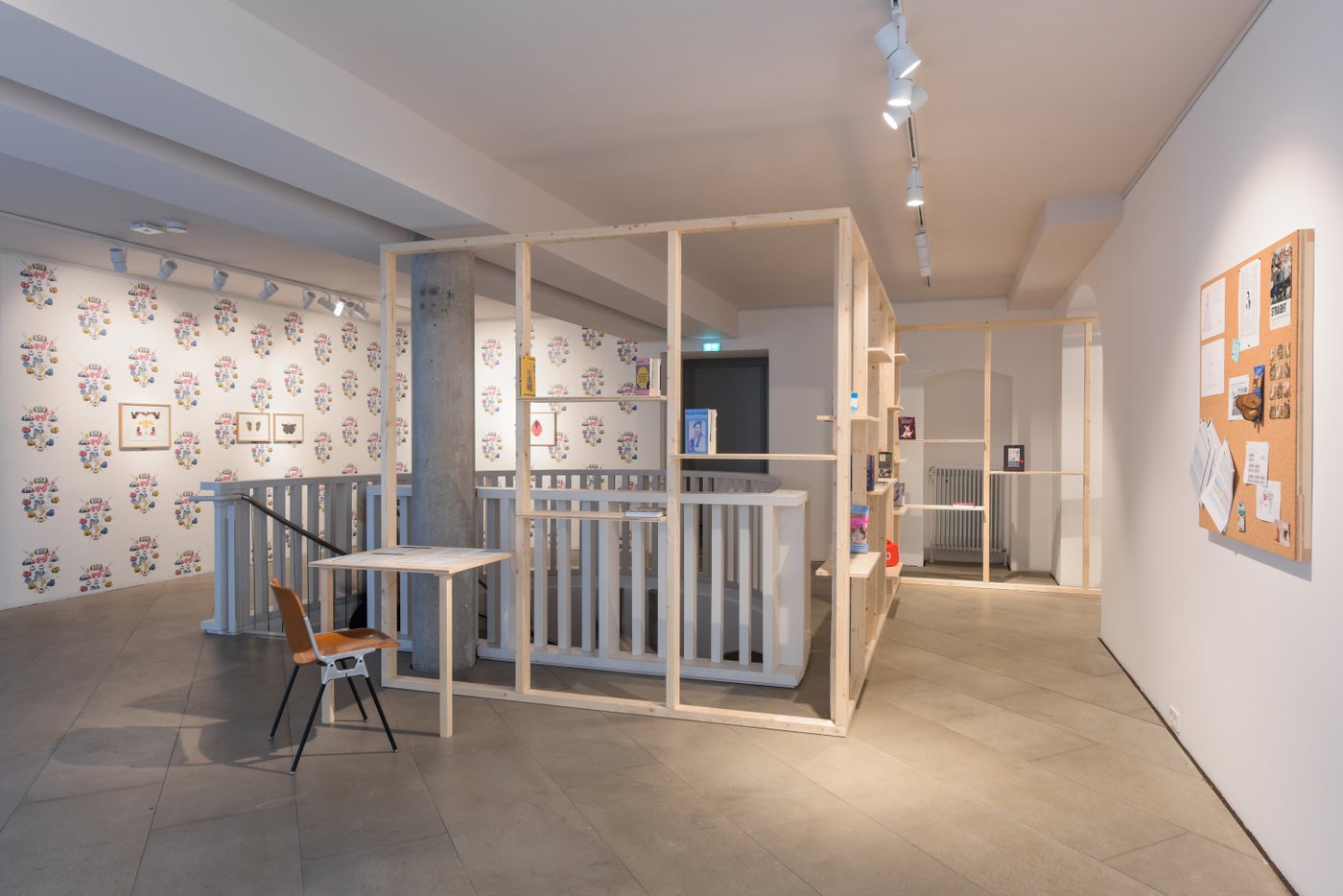 Ansicht einer künstlerischen Installation mit Holzverstrebungen