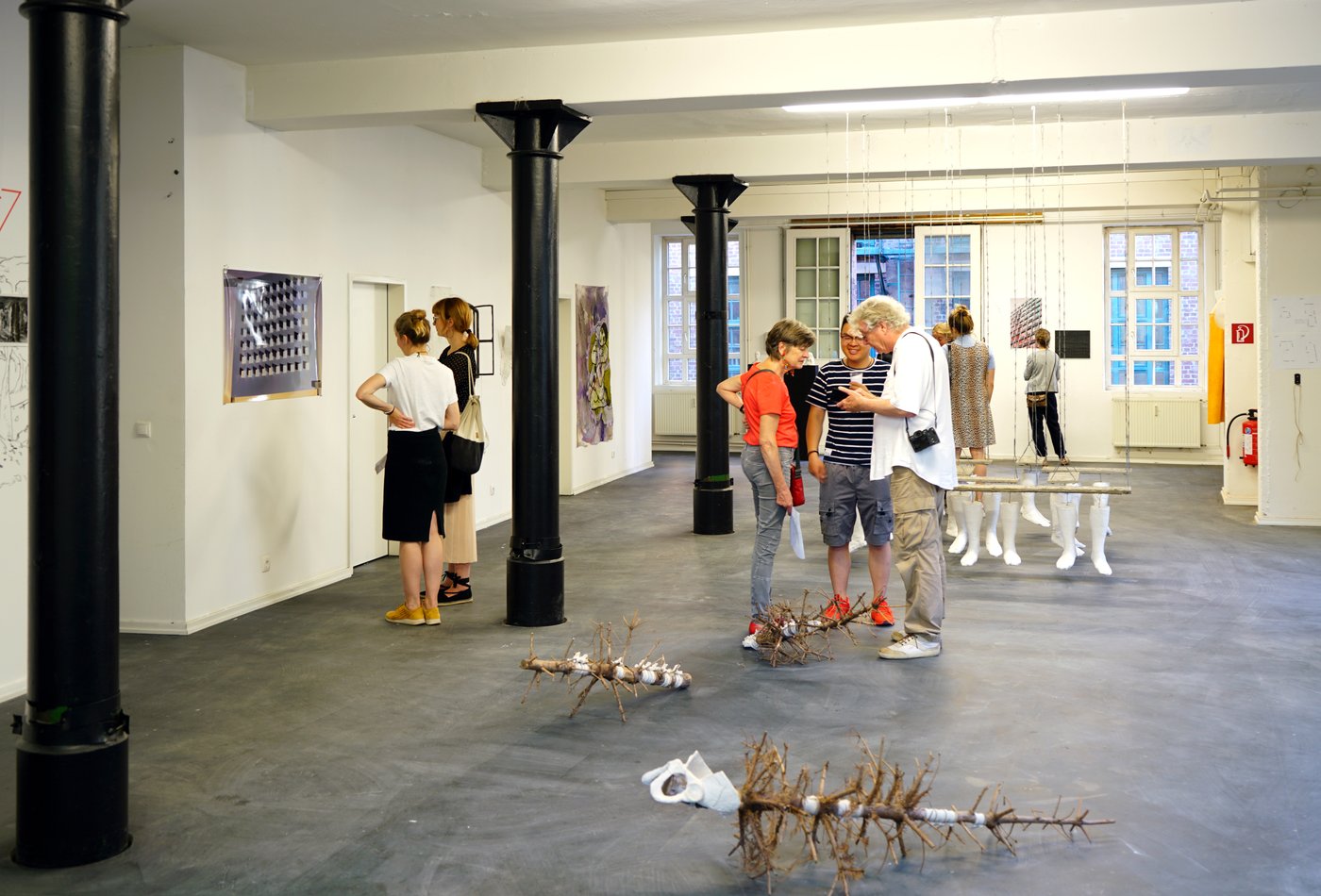 3 Ausstellungsraum mit Personen