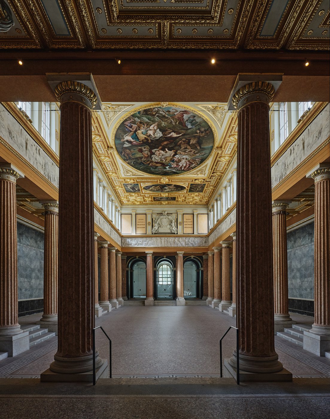 Aula, Schillerplatz, Foto: © Helmuth Wimmer Große Festhalle mit einem umlaufenden Säulengang und Deckenmalerei